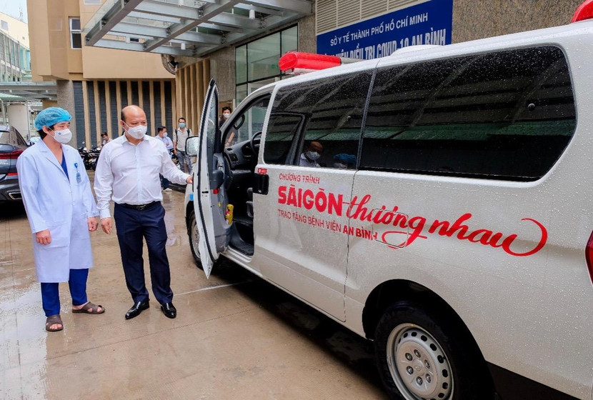 Phó Chủ tịch Tập đoàn Hưng Thịnh kiêm Tổng Giám đốc Hưng Thịnh Land - ông Lê Trọng Khương tại buổi trao tặng 1 xe cứu thương cho Bệnh viện Điều trị Covid-19 An Bình