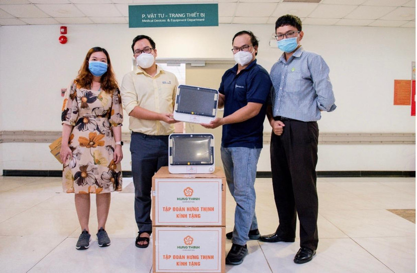 Các bác sĩ tại Bệnh viện Nhi đồng thành phố trong buổi tiếp nhận máy Monitor 5 thông số