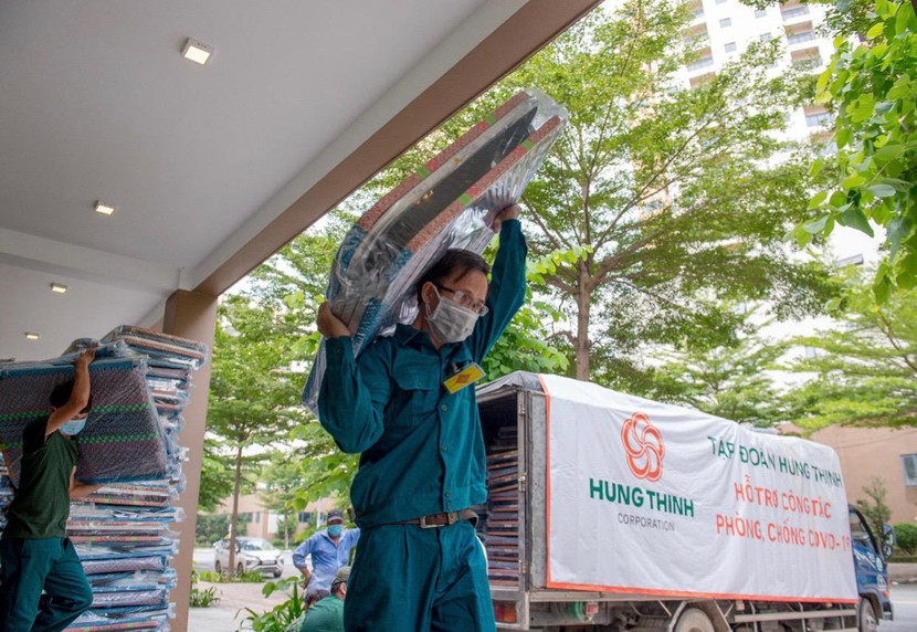 5.000 chiếc giường xếp trị giá hơn 2,5 tỷ đồng do Hưng Thịnh trao tặng nhanh chóng được chuyển đến bệnh viện dã chiến thu dung điều trị Covid-19