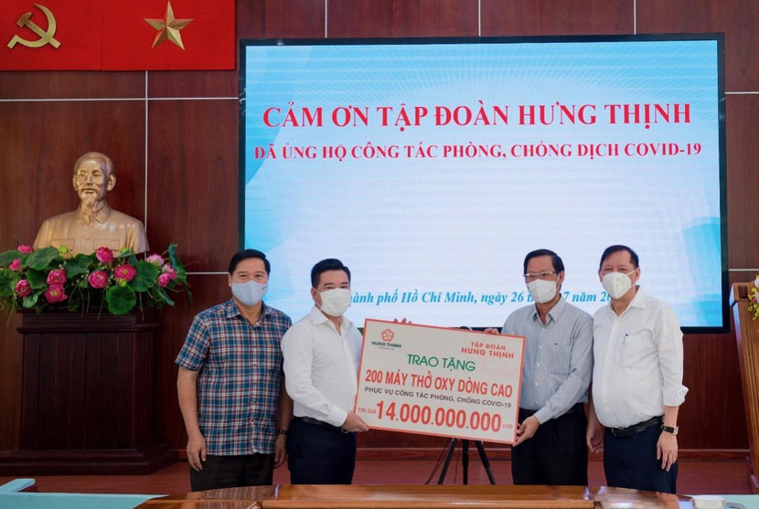 Chủ tịch Tập đoàn Hưng Thịnh - ông Nguyễn Đình Trung (thứ 2 từ trái sang) trao tặng 200 máy thở oxy dòng cao trị giá 14 tỷ đồng cho ông ông Phan Văn Mãi, Ủy viên Trung ương Đảng, Phó Bí thư Thường trực Thành ủy TP.HCM (thứ 2 từ phải sang)