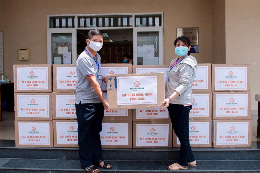 Tập đoàn Hưng Thịnh trao tặng 50.000 bộ kít xét nghiệm nhanh SARS-CoV-2 cho đại diện UBND TP Thủ Đức (TP.HCM)