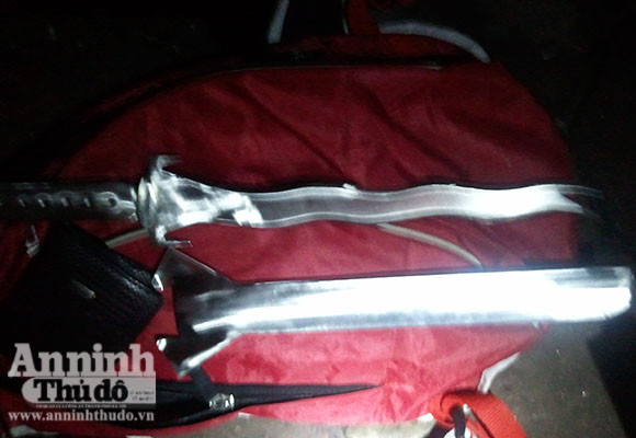 Thợ kim khí "thửa" kiếm "độc" mang đi dạo phố ảnh 1