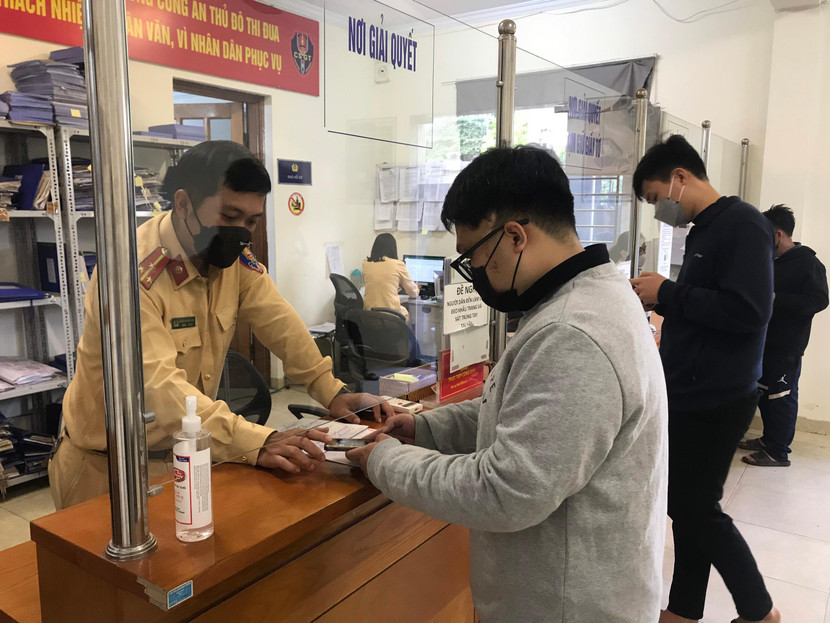 Cán bộ Đội Cảnh sát giao thông số 6 - Phòng CSGT - CATP Hà Nội hướng dẫn người vi phạm nộp phạt qua cổng dịch vụ công trực tuyến Cán bộ Đội Cảnh sát giao thông số 6 - Phòng CSGT - CATP Hà Nội hướng dẫn người vi phạm nộp phạt qua cổng dịch vụ công trực tuyến