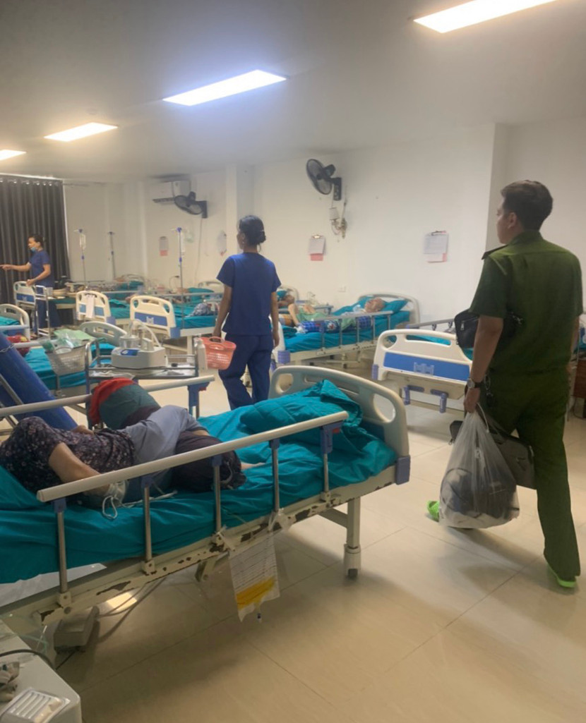 Chiến sĩ Công an đến tận giường bệnh của công dân để thực hiện nhiệm vụ Chiến sĩ Công an đến tận giường bệnh của công dân để thực hiện nhiệm vụ