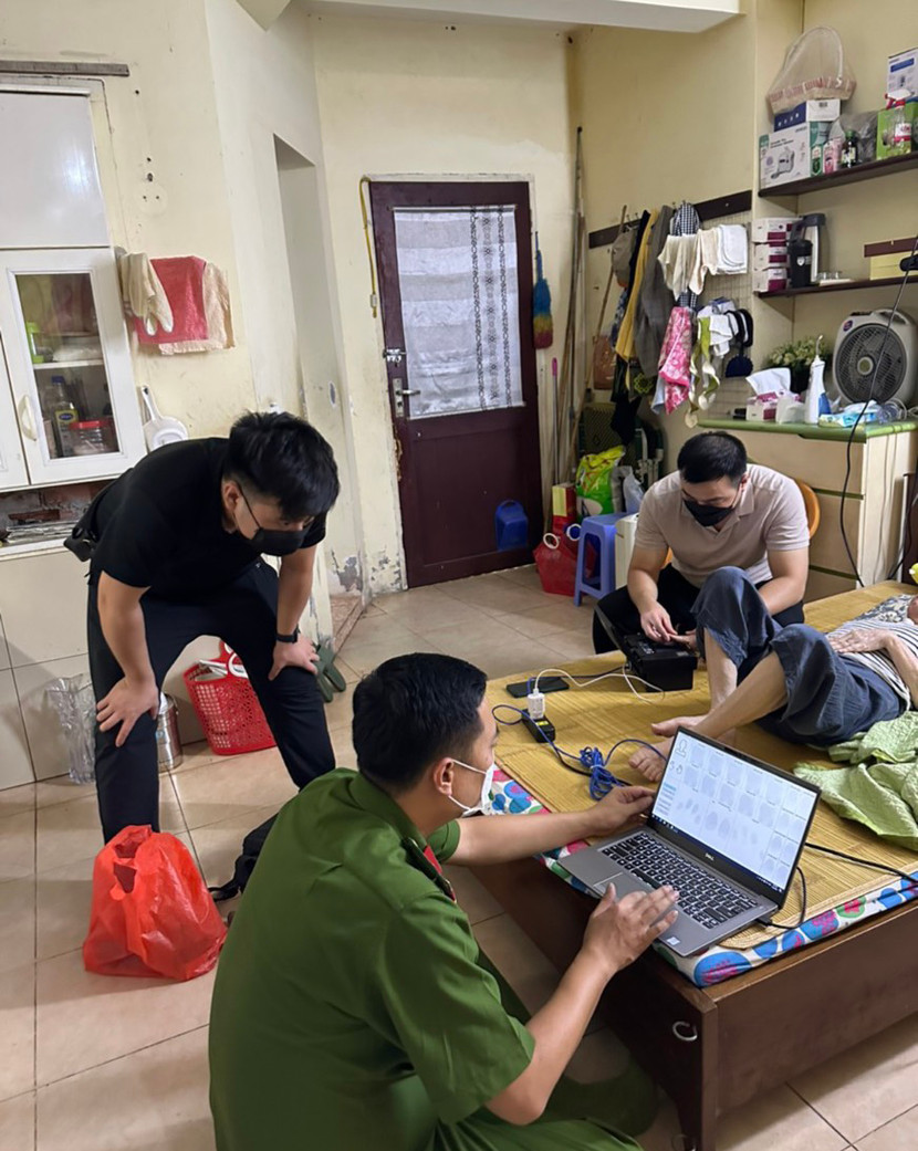 Cán bộ Công an phường Yên Hòa "tác nghiệp" ngay trên giường của công dân cao tuổi Cán bộ Công an phường Yên Hòa "tác nghiệp" ngay trên giường của công dân cao tuổi