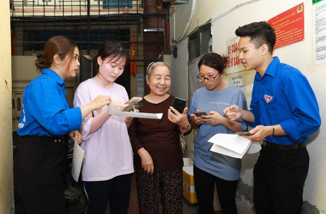 Sinh viên trường Đại học Lao động xã hội đồng hành cùng Công an phường Trung Hòa đến từng hộ dân hướng dẫn cài đặt VNeID Sinh viên trường Đại học Lao động xã hội đồng hành cùng Công an phường Trung Hòa đến từng hộ dân hướng dẫn cài đặt VNeID