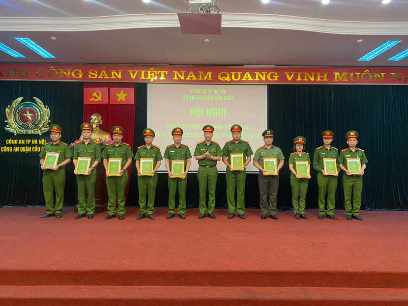 Vất vả, hy sinh thầm lặng được ghi nhận giúp mỗi cán bộ chiến sĩ Công an quận Cầu Giấy thêm động lực, tiếp tục "chiến đấu" Vất vả, hy sinh thầm lặng được ghi nhận giúp mỗi cán bộ chiến sĩ Công an quận Cầu Giấy thêm động lực, tiếp tục "chiến đấu"