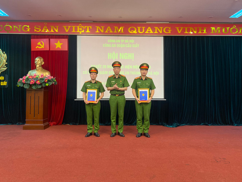 Trưởng Công an quận Cầu Giấy khen thưởng, động viên Công an phường Dịch Vọng Hậu và Nghĩa tân về đích sớm nhất Trưởng Công an quận Cầu Giấy khen thưởng, động viên Công an phường Dịch Vọng Hậu và Nghĩa tân về đích sớm nhất