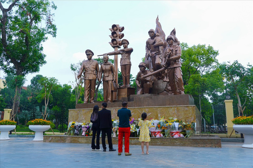 Cụm tượng đài các chiến sĩ Cảnh sát Phòng cháy chữa cháy và Cứu nạn cứu hộ; Cảnh sát giao thông ở nút giao thông Quang Trung - Trần Nhân Tông (quận Hai Bà Trưng, Hà Nội) là địa chỉ nhiều ý nghĩa đối với người dân Thủ đô và du khách