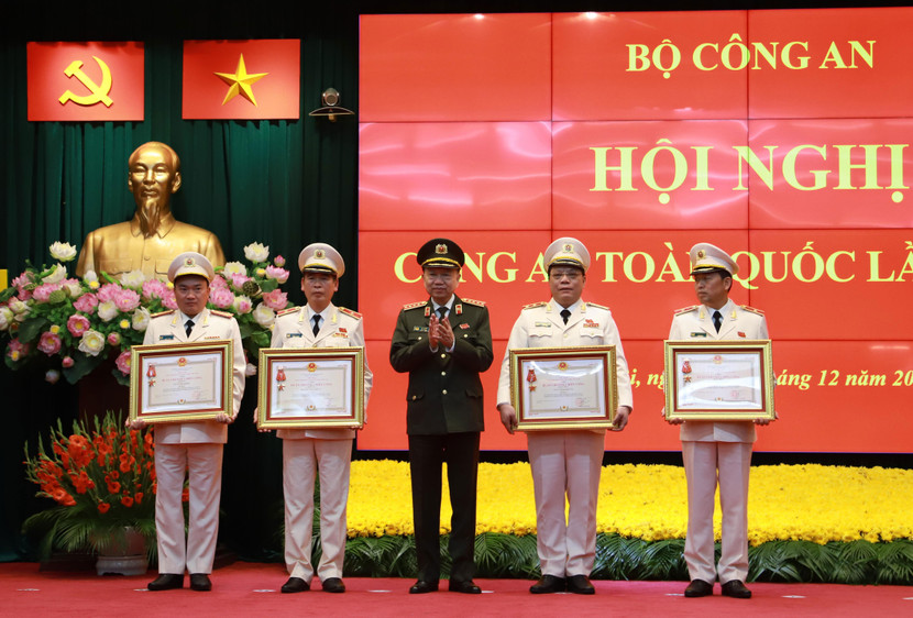 Trung tướng Nguyễn Hải Trung, Ủy viên Ban Thường vụ Thành ủy, Bí thư Đảng ủy, Giám đốc CATP Hà Nội thay mặt cán bộ, chiến sĩ Công an Thủ đô vinh dự đón nhận Huân chương Chiến công hạng Nhất