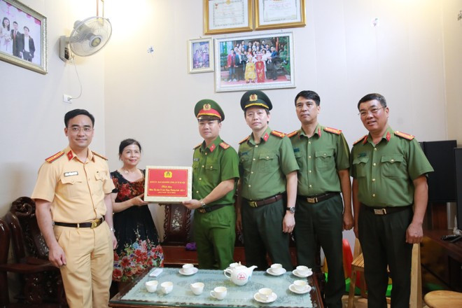 Đại tá Dương Đức Hải, Phó Giám đốc CATP Hà Nội tặng quà, tri ân thân nhân Liệt sĩ Công an nhân dân Nguyễn Văn Ngữ