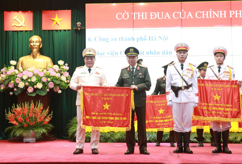 Công an Hà Nội vinh dự nhận Cờ đơn vị xuất sắc trong phong trào thi đua của Chính phủ với những chiến công xuất sắc trong năm 2022. (Trong ảnh: Đại tướng Tô Lâm, Ủy viên Bộ Chính trị, Bí thư Đảng ủy Công an Trung ương, Bộ trưởng Bộ Công an trao Cờ đơn vị xuất sắc trong phong trào thi đua của Chính phủ cho Trung tướng Nguyễn Hải Trung, Ủy viên Ban Thường vụ Thành ủy, Bí thư Đảng ủy, Giám đốc CATP Hà Nội)