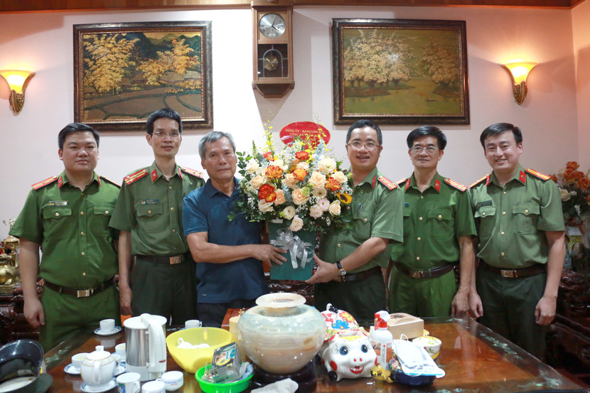 Đại tá Nguyễn Thành Long, Phó Giám đốc CATP Hà Nội đến thăm, tặng quà các đồng chí nguyên lãnh đạo Công an Thủ đô