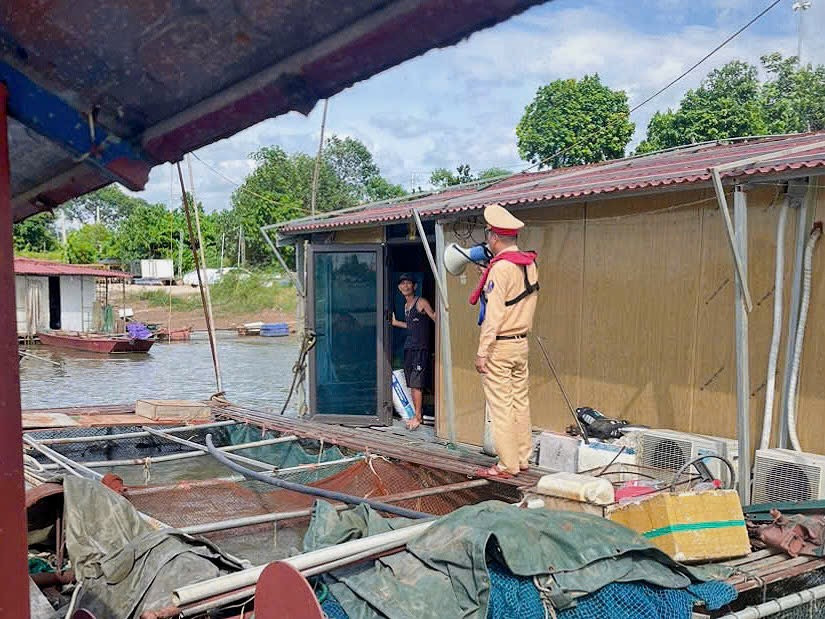 Cảnh sát giao thông đường thuỷ hướng dẫn người dân đảm bảo an toàn trước bão Cảnh sát giao thông đường thuỷ hướng dẫn người dân đảm bảo an toàn trước bão