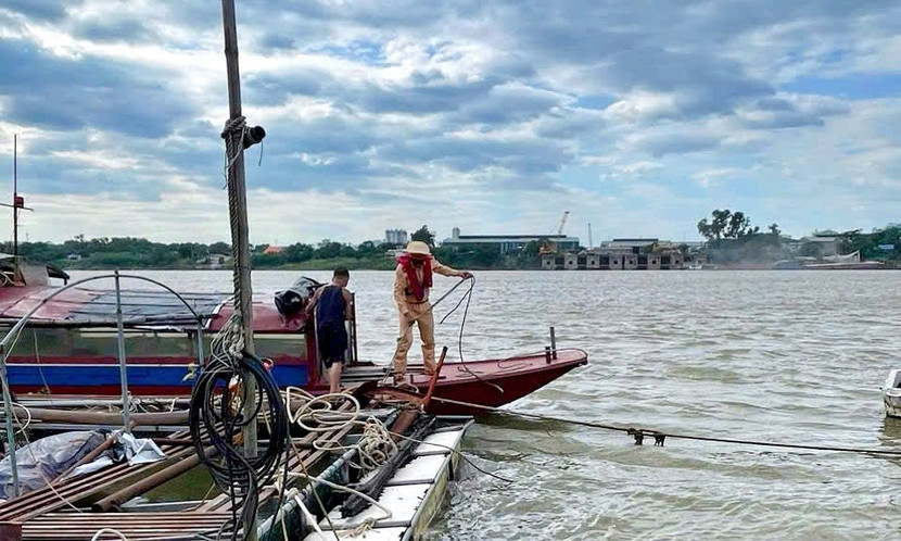 Giúp người dân neo đậu tàu thuyền Giúp người dân neo đậu tàu thuyền