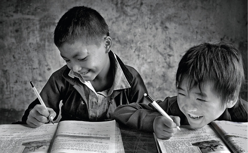 Niềm vui trong giờ học của hai bé trai tại lớp học vùng cao Hà Giang Niềm vui trong giờ học của hai bé trai tại lớp học vùng cao Hà Giang