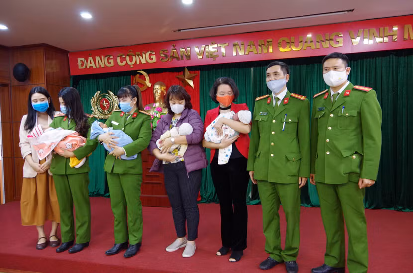 Bốn trẻ sơ sinh được giải cứu kịp thời trước khi bị đưa sang bên kia biên giới