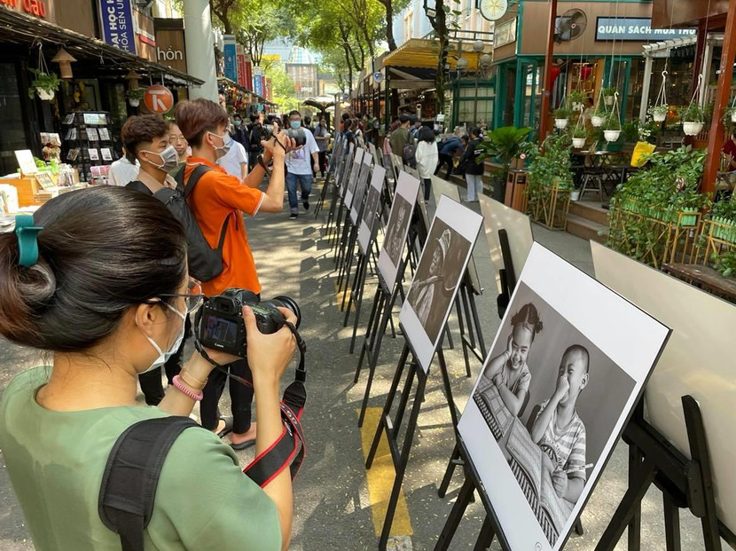 Triển lãm diễn ra tại đường Sách TP.Hồ Chí Minh từ nay cho đến hết ngày 31-3. Được biết, một phần số tiền thu được từ bán sách ảnh "Cười" sẽ được tác giả dành cho hoạt động hướng thiện, chung tay cùng Chính phủ mua vaccine phòng chống Covid-19 và chia sẻ với các hoàn cảnh Triển lãm diễn ra tại đường Sách TP.Hồ Chí Minh từ nay cho đến hết ngày 31-3. Được biết, một phần số tiền thu được từ bán sách ảnh "Cười" sẽ được tác giả dành cho hoạt động hướng thiện, chung tay cùng Chính phủ mua vaccine phòng chống Covid-19 và chia sẻ với các hoàn cảnh