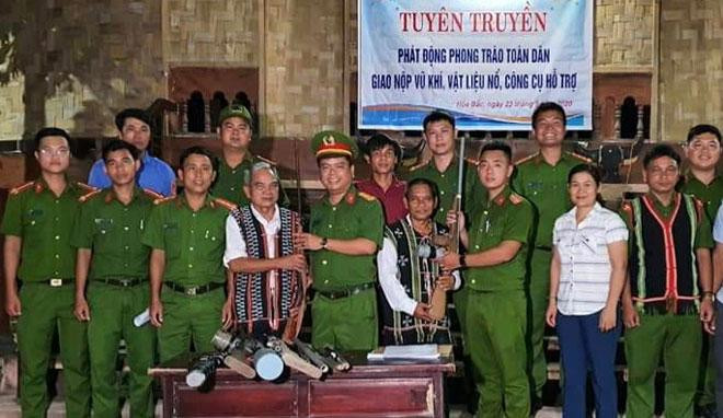 Công an xã Hòa Bắc (huyện Hòa Vang, Đà Nẵng) vận động đồng bào Cơ Tu giao nộp vũ khí tự chế