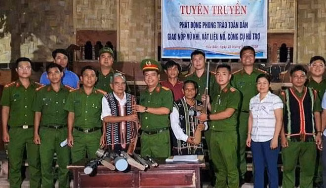 Công an xã Hòa Bắc (huyện Hòa Vang, Đà Nẵng) vận động đồng bào Cơ Tu giao nộp vũ khí tự chế