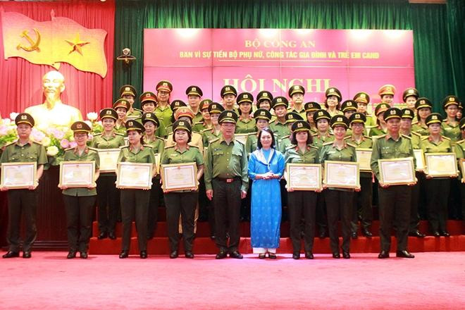 Thượng tướng Nguyễn Văn Thành, Thứ trưởng Bộ Công an và Phó Chủ tịch Trung ương Hội Liên hiệp Phụ nữ Việt Nam Bùi Thị Hòa trao Bằng khen tặng các cá nhân, tập thể có thành tích xuất sắc