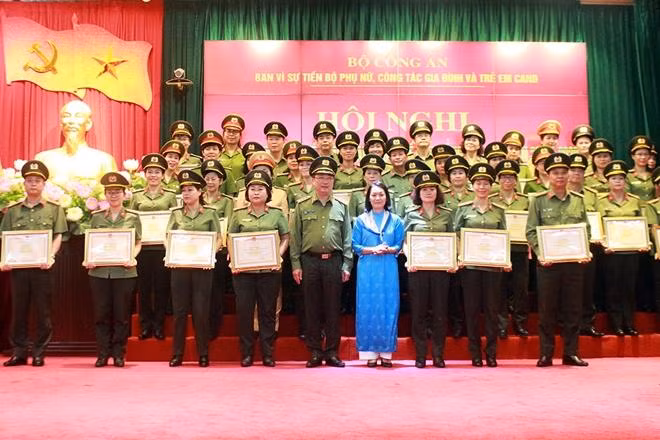 Thượng tướng Nguyễn Văn Thành, Thứ trưởng Bộ Công an và Phó Chủ tịch Trung ương Hội Liên hiệp Phụ nữ Việt Nam Bùi Thị Hòa trao Bằng khen tặng các cá nhân, tập thể có thành tích xuất sắc