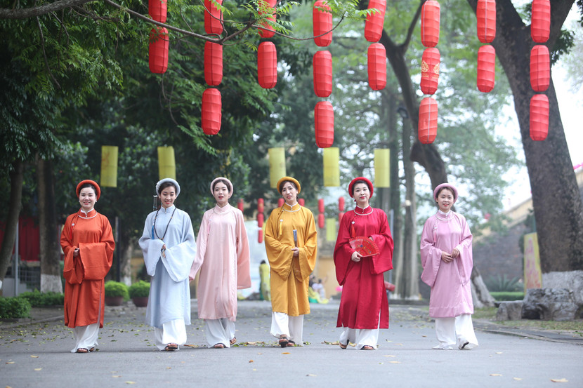 Khoác trên mình bộ trang phục truyền thống làm điệu trước ống kính để lưu lại những hình ảnh đẹp cũng là một cách du xuân - Ảnh: LAMTHANH Khoác trên mình bộ trang phục truyền thống làm điệu trước ống kính để lưu lại những hình ảnh đẹp cũng là một cách du xuân - Ảnh: LAMTHANH