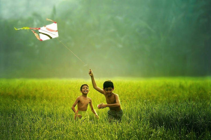 Lũ trẻ say mê với trò làm diều thả vút lên trời những ngày cả gió