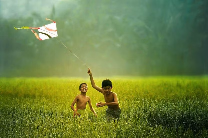 Lũ trẻ say mê với trò làm diều thả vút lên trời những ngày cả gió Lũ trẻ say mê với trò làm diều thả vút lên trời những ngày cả gió