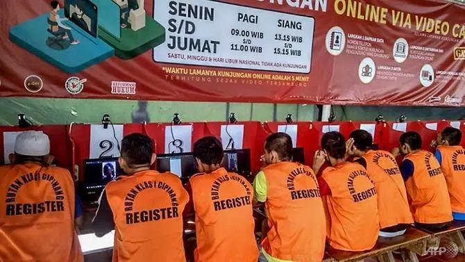 Phạm nhân một trại giam ở Jakarta gặp gỡ người thân trực tuyến sau khi các cuộc thăm thân bị ngừng lại nhằm phòng ngừa đại dịch Covid-19