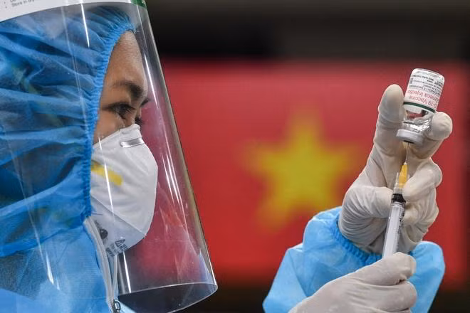 Bộ Y tế đề nghị ưu tiên tiêm vaccine cho các đối tượng tuyến đầu, người cao tuổi, người có bệnh nền...