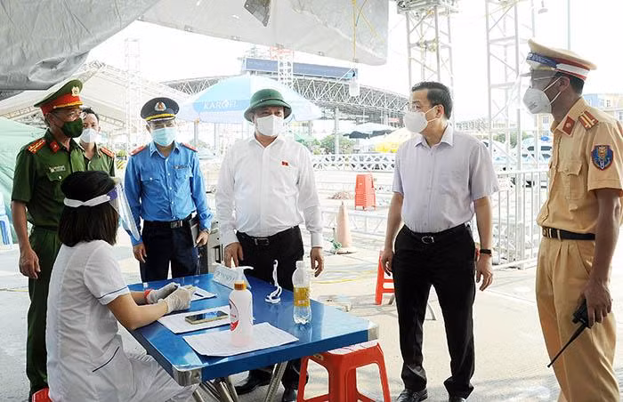 Bí thư Thành ủy Đinh Tiến Dũng, Chủ tịch UBND TP Hà Nội Chu Ngọc Anh kiểm tra công tác phòng chống dịch Covid 19 tại chốt kiểm soát Pháp Vân - Cầu Giẽ