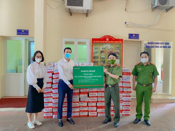 Ông Nguyễn Minh Ly - Phó Tổng Giám đốc Tập đoàn HASCO trao tặng nhu yếu phẩm đến cán bộ, chiến sĩ Công an Quận Ba Đình