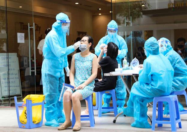 Lấy mẫu xét nghiệm người sống ở khu vực nguy cơ cao tại Hà Nội Lấy mẫu xét nghiệm người sống ở khu vực nguy cơ cao tại Hà Nội