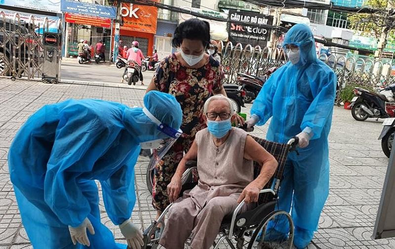 Người dân đến tiêm vaccine Covid-19 tại quận Gò Vấp TP HCM