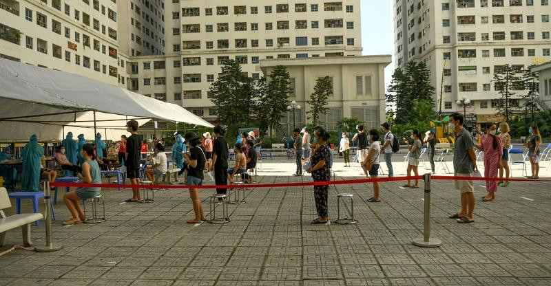 Lấy mẫu xét nghiệm Covid-19 cho cư dân tại khu đô thị HH Linh Đàm (quận Hoàng Mai) Lấy mẫu xét nghiệm Covid-19 cho cư dân tại khu đô thị HH Linh Đàm (quận Hoàng Mai)