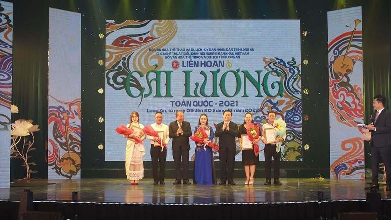 Bí thư Trung ương Đảng, Trưởng Ban Tuyên giáo Trung ương Nguyễn Trọng Nghĩa và nguyên Ủy viên Bộ Chính trị, nguyên Phó Thủ tướng Thường trực Chính phủ Trương Hòa Bình trao giải cho các cá nhân xuất sắc . Bí thư Trung ương Đảng, Trưởng Ban Tuyên giáo Trung ương Nguyễn Trọng Nghĩa và nguyên Ủy viên Bộ Chính trị, nguyên Phó Thủ tướng Thường trực Chính phủ Trương Hòa Bình trao giải cho các cá nhân xuất sắc .