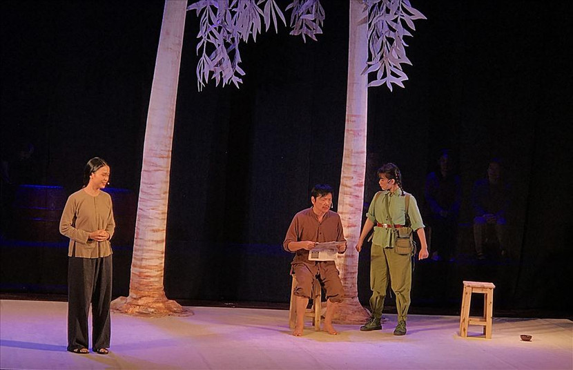 Cố tác giả Nguyễn Xuân Trình được truy tặng Giải thưởng Hồ Chí Minh với tác phẩm kịch bản sân khấu "Bạch đàn liễu" Cố tác giả Nguyễn Xuân Trình được truy tặng Giải thưởng Hồ Chí Minh với tác phẩm kịch bản sân khấu "Bạch đàn liễu"