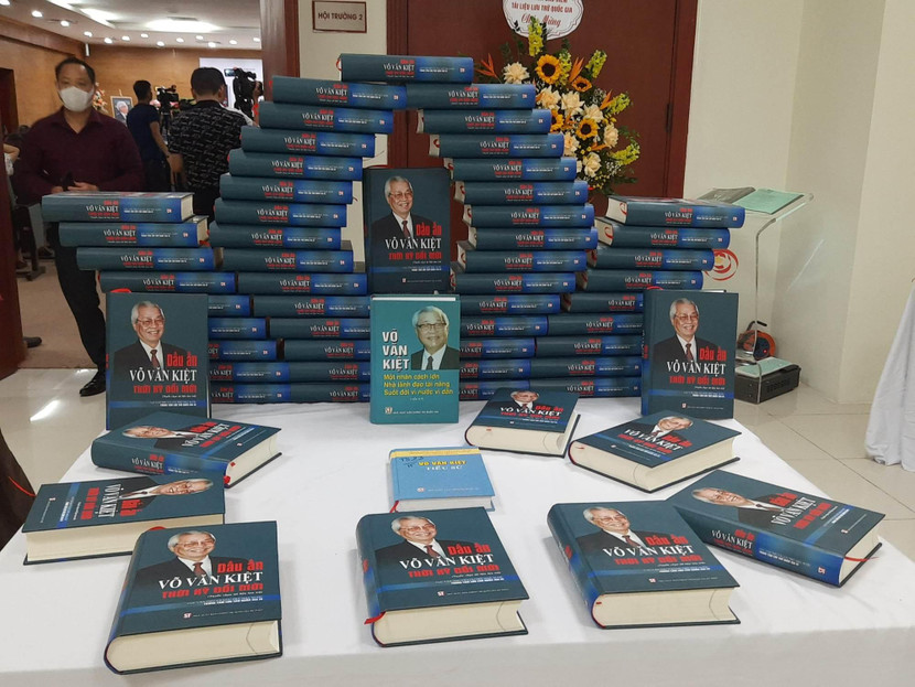 Trưng bày sách "Dấu ấn Võ Văn Kiệt thời kỳ đổi mới”.