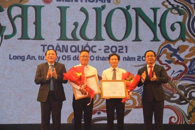 Bộ trưởng Nguyễn Văn Hùng và Bí thư tỉnh ủy Long An Nguyễn Văn Được trao giải cho 2 vở diễn Xuất sắc
