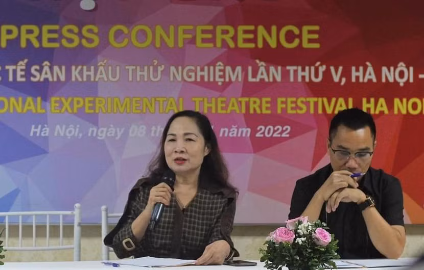 NSND Trịnh Thúy Mùi, Chủ tịch Hội Nghệ sĩ Sân khấu Việt Nam, Trưởng Ban chỉ đạo liên hoan phát biểu tại buổi họp báo