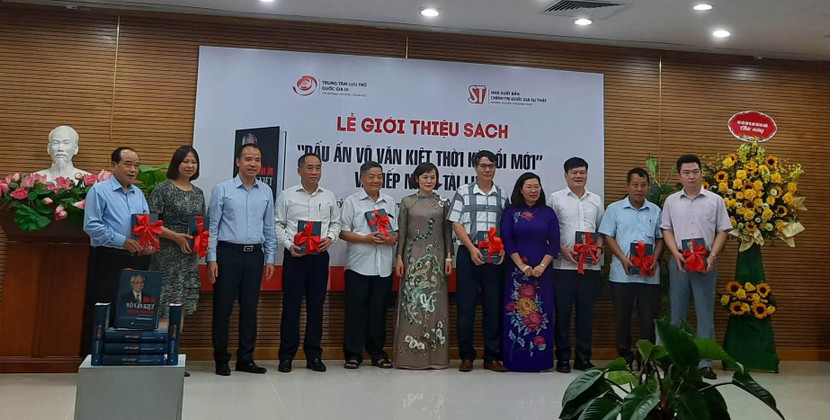 Các đại biểu nhận sách tặng "Dấu ấn Võ Văn Kiệt thời kỳ đổi mới"