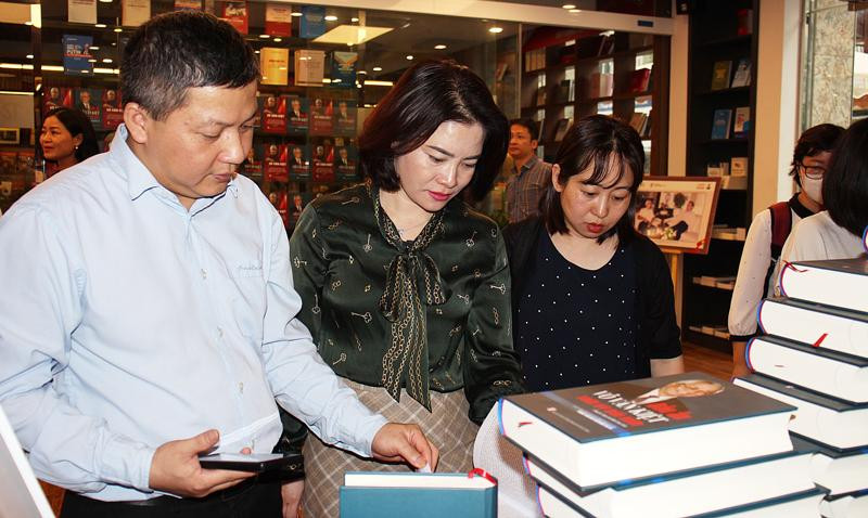 Các đại biểu tham quan trưng bày.