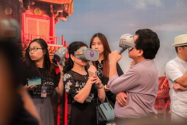 Du khách trải nghiệm tham quan Chùa Một Cột