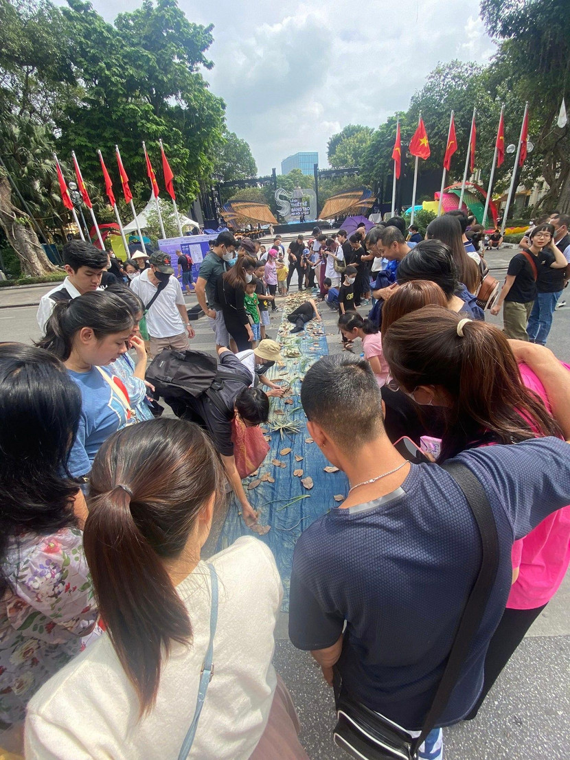 Trình diễn nhiếp ảnh Cyanotype (in đơn sắc xanh) "Tả thanh thiên" của nhiếp ảnh gia Nguyễn Kim Long thu hút đông đảo du khách tại phố đi bộ Hồ Gươm