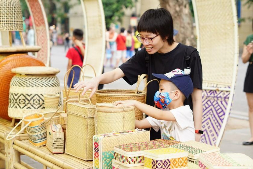 Du khách thích thú với sản phẩm làng nghề truyền thống