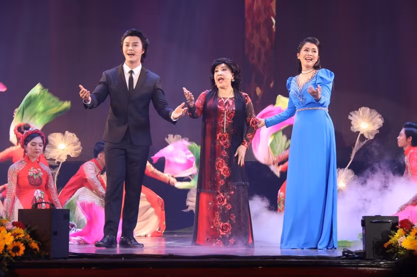 Các nghệ sĩ biểu diễn trong chương trình khai mạc Liên hoan Cải lương toàn quốc 2021. Ảnh: BTC.