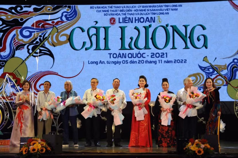 Hội đồng nghệ thuật nhận hoa từ Cục trưởng Cục NTBD và Chủ tịch Hội NSSK Việt Nam. Ảnh: BTC.