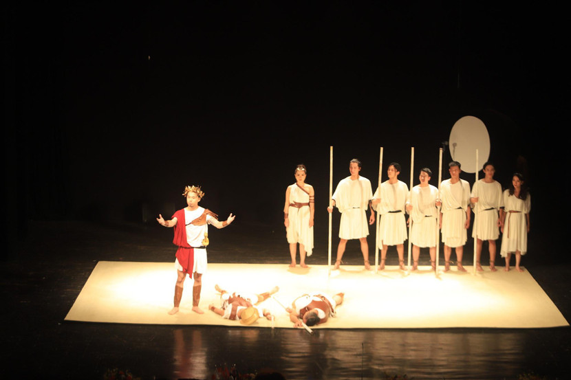 Ngay sau lễ khai mạc, Sân khấu LucTeam biểu diễn dự thi vở "Antigone". Ảnh: Quang Tấn.