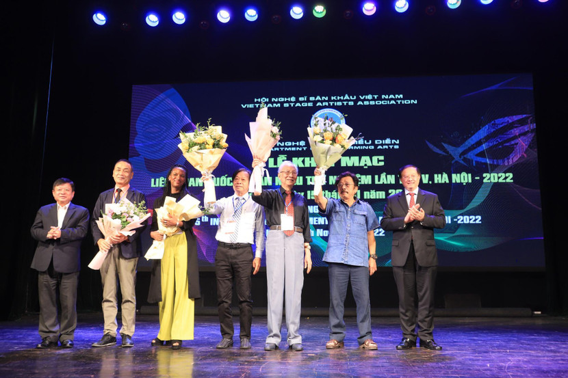 Hội đồng nghệ thuật nhận hoa từ đại diện Bộ VHTTDL và Liên hiệp Các hội VHNT Việt Nam. Ảnh: Quang Tấn.